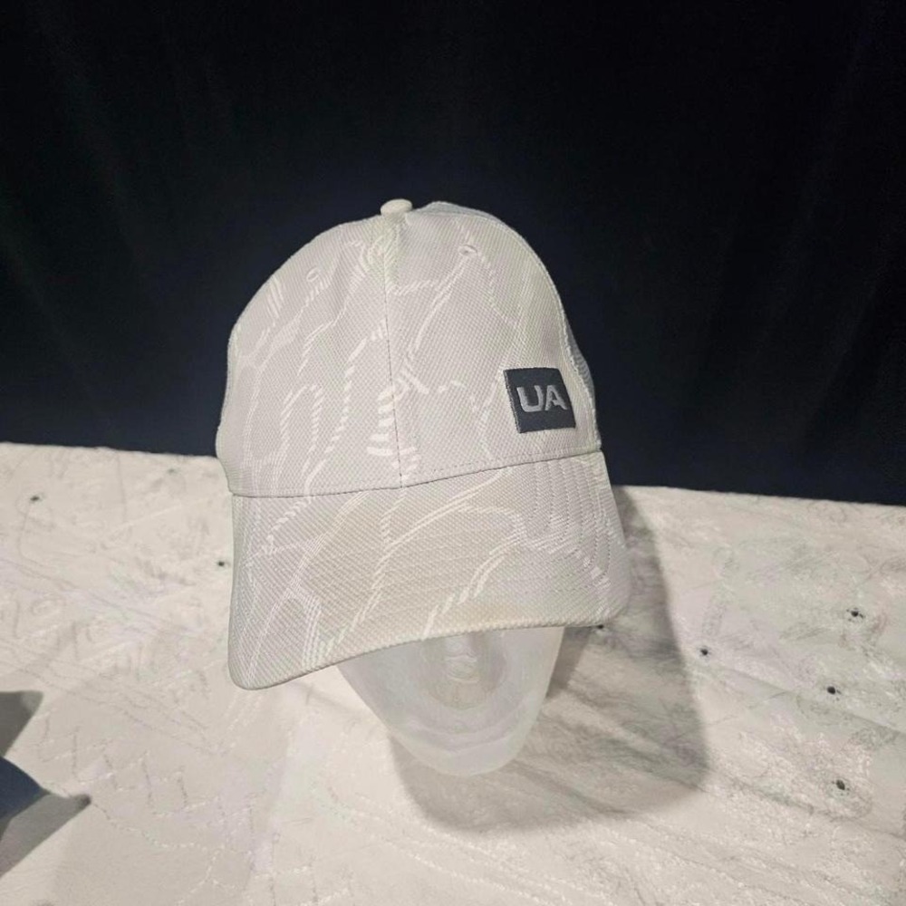 Under Armour Mens Blitzing Trucker Hat Gray Camo UA Pro Fit Snapback Cap